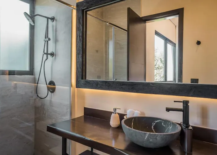 Enchanting 4br Villaδ Pool& Rooftopδprime Location *