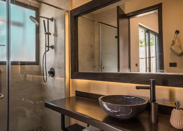 Enchanting 4br Villaδ Pool& Rooftopδprime Location Villa *